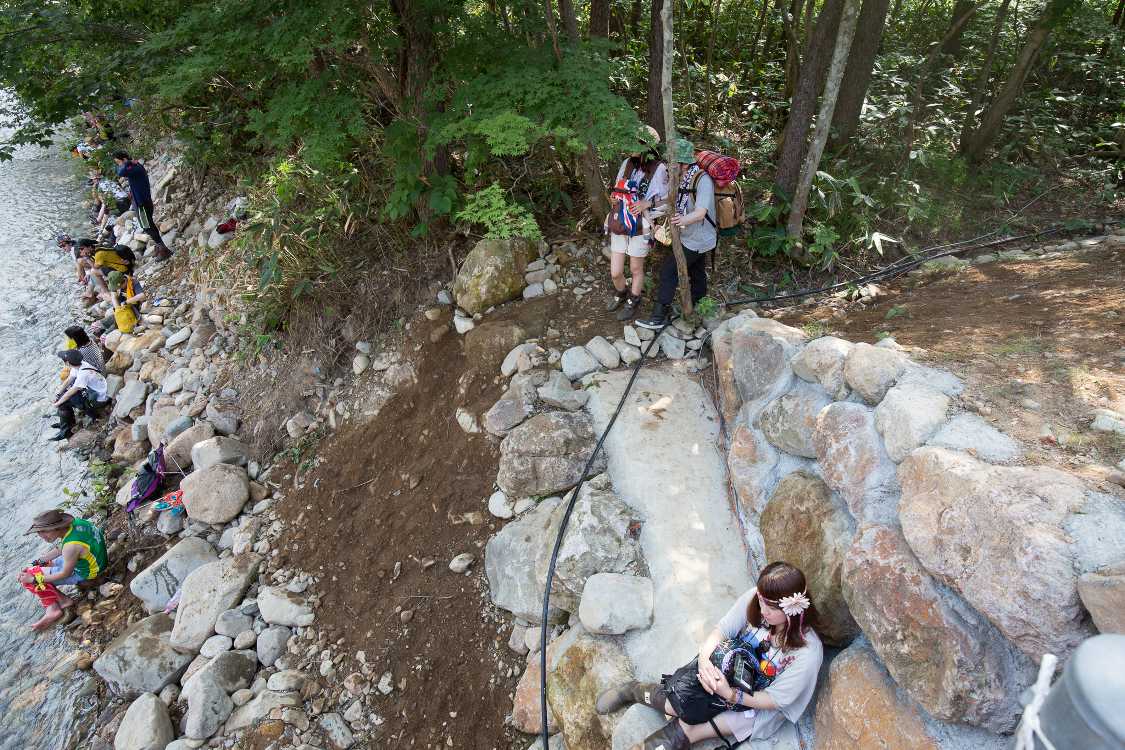 橋の下がセメントと石で固められている。
