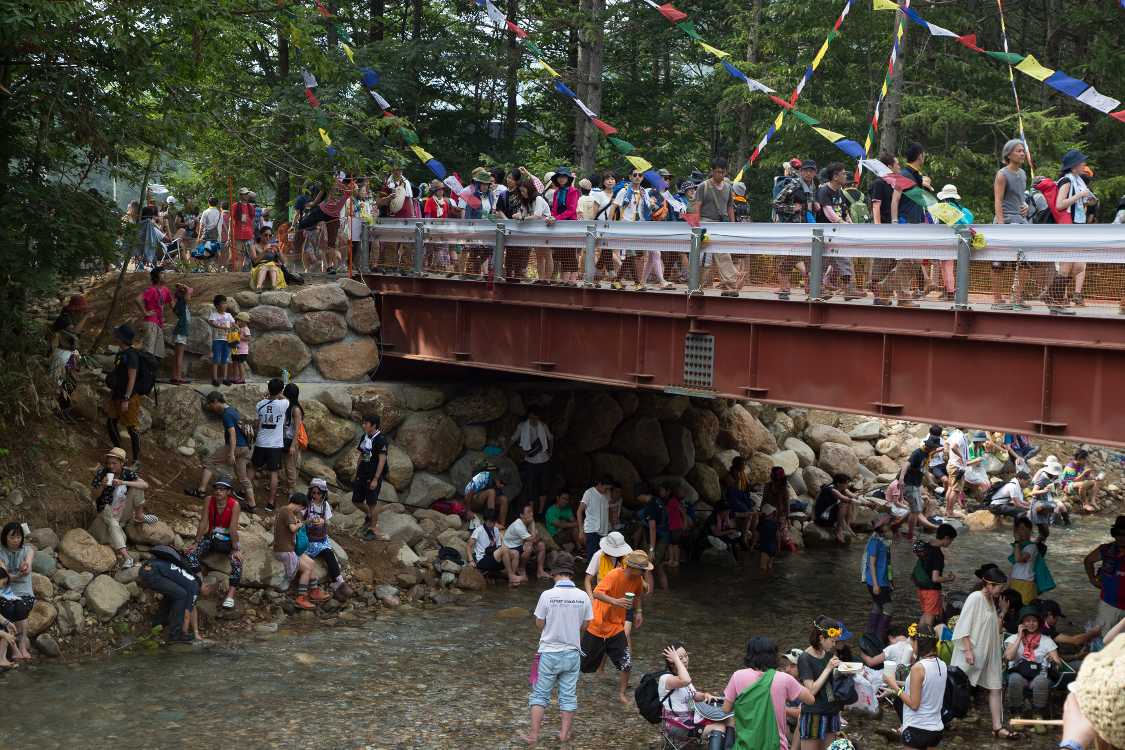 土曜日の撮影。土台の固め方から、橋が常設になったとみられる。