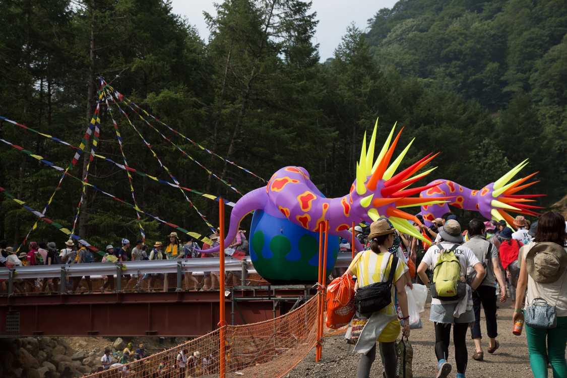 橋の端にある呼びようのないオブジェ。