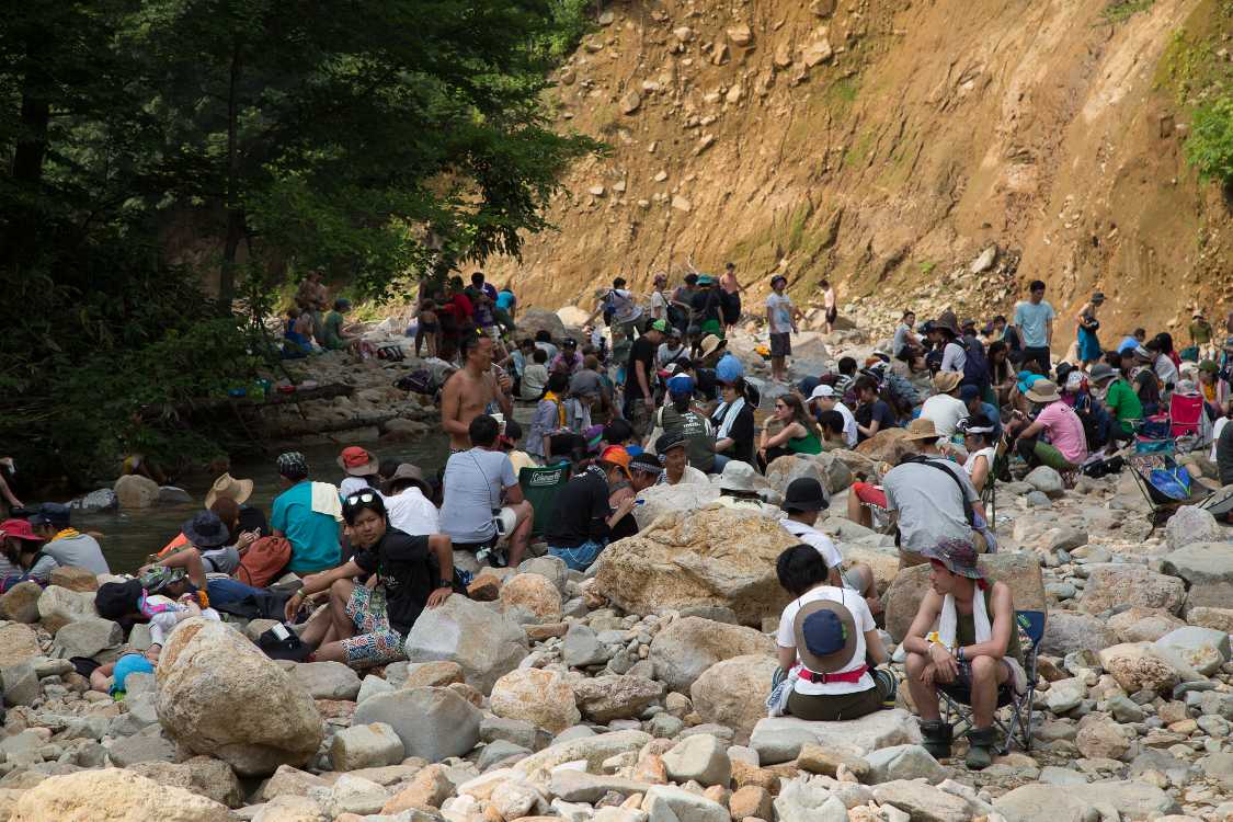 河川敷の川下側。