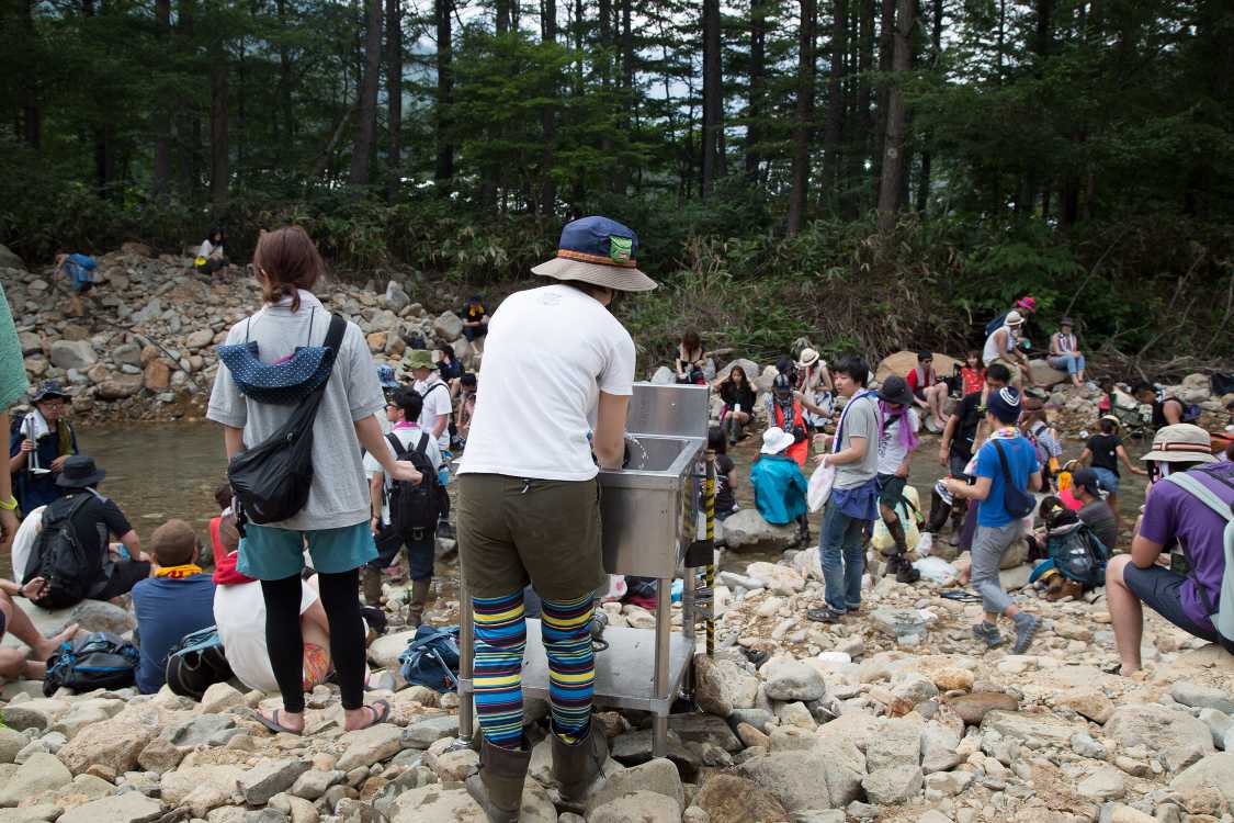 手洗い場が1台だけ置かれているのは開場前の準備段階で必要に迫られたからか。