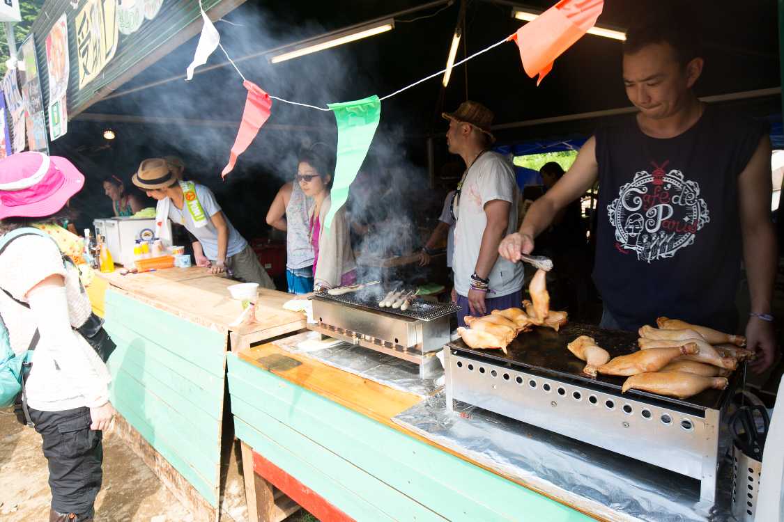 スモークチキンとそんじょそこらのソーセージ。