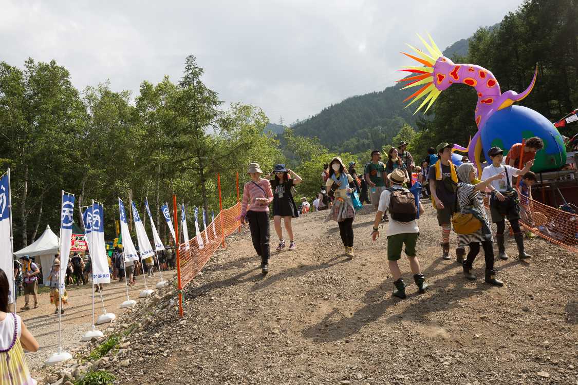 橋につながる坂は盛り土だが、左に雑草が生えているので昨年からそのまま使っているとみられる。