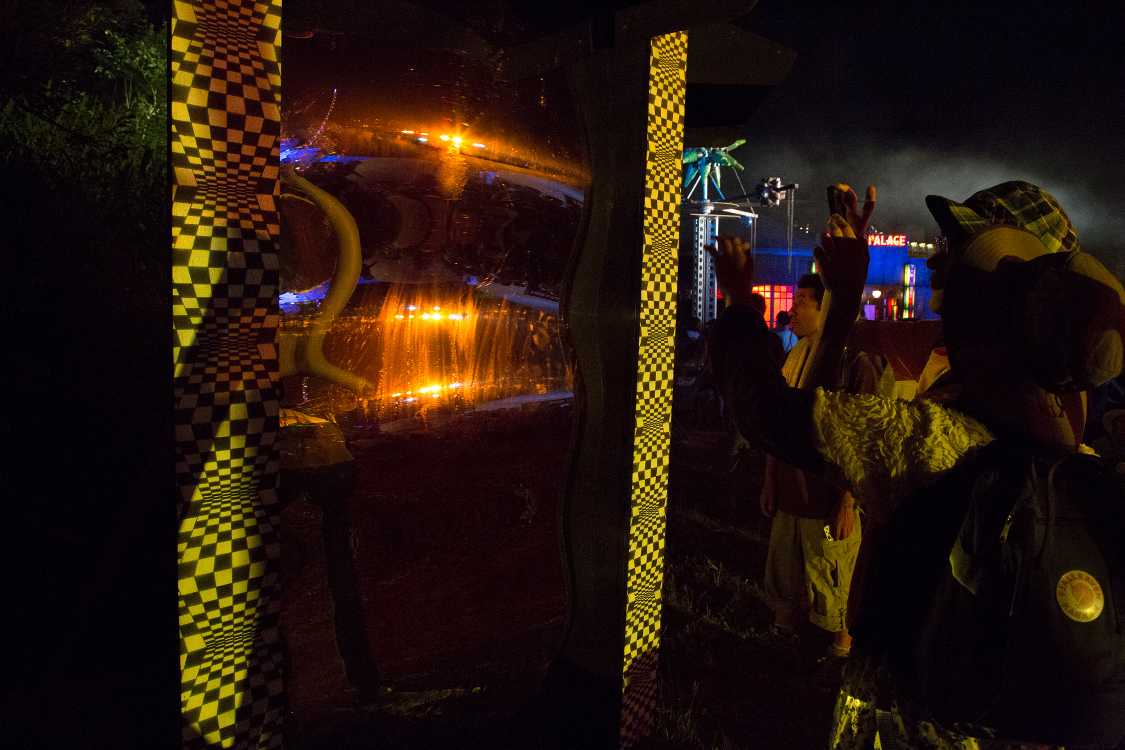 湾曲した金属板に湾曲した自分が写る。それだけの箱。