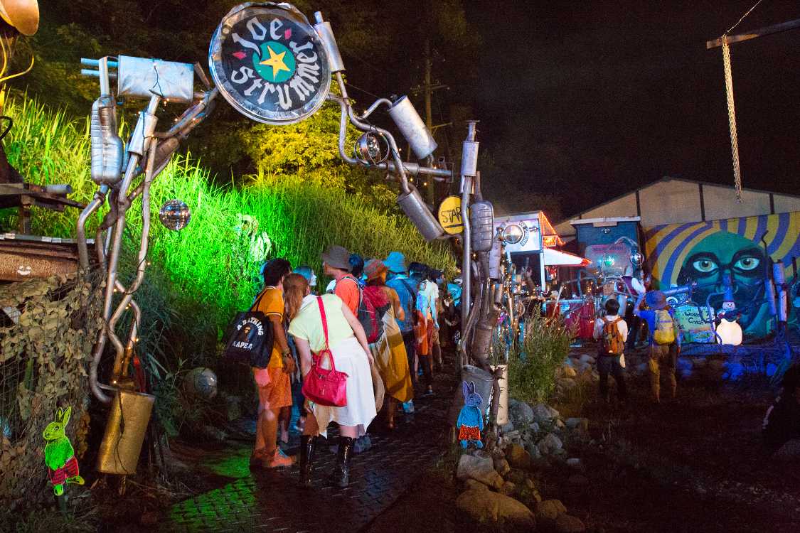 奥にあるナイトクラブの行列。