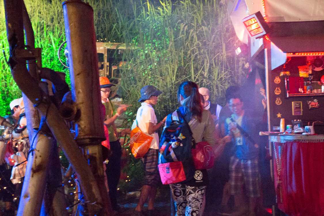 ナイトクラブから出てくる人。