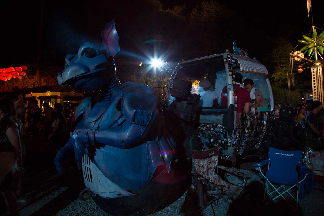 丸みのある造形は金属廃材のイメージとはややずれる。