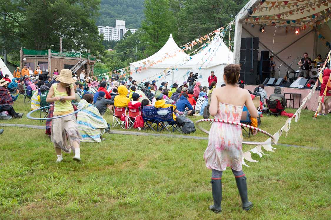 フラフープをする人が2人いました。