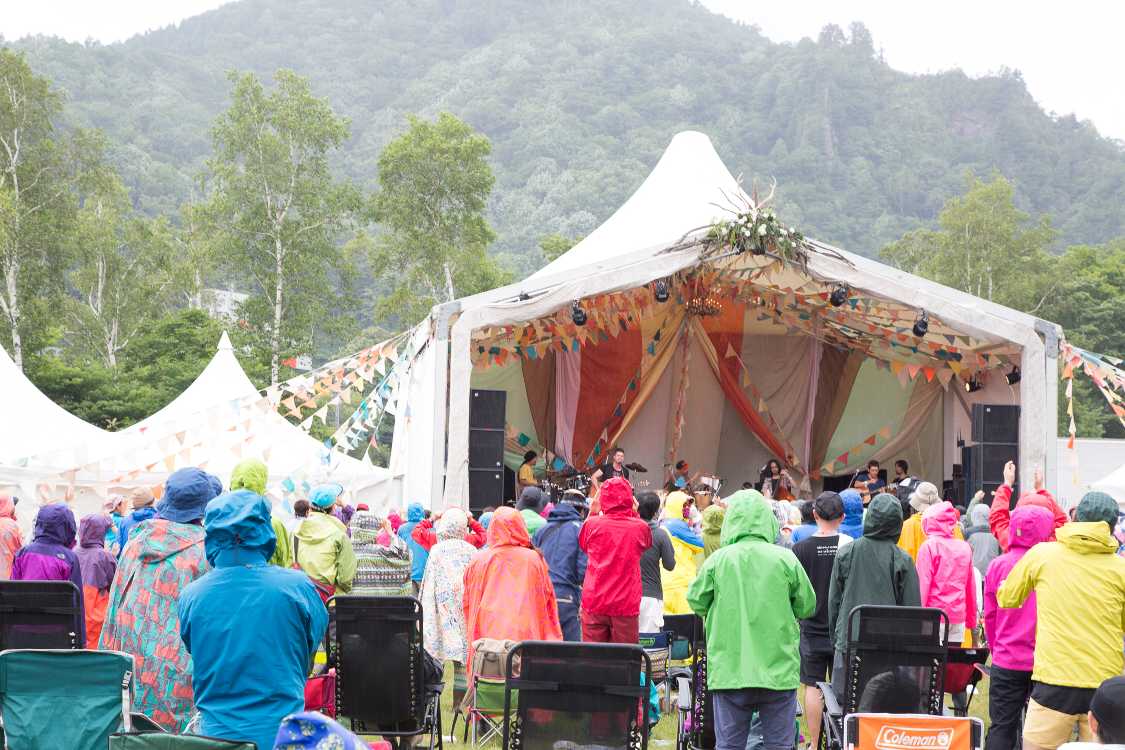 みんな座って見ているのでオーバーグラウンド・アコースティック・アンダーグラウンドが立たせたところ。