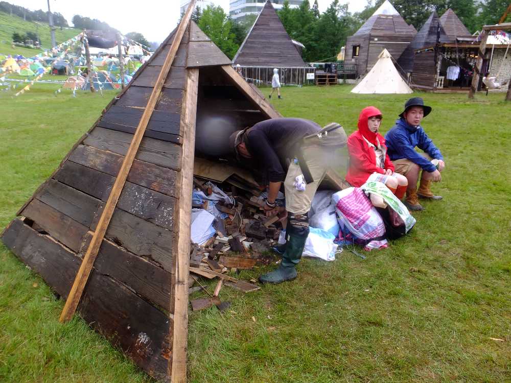 たき火の木材はすぐ近くに置いてあった。