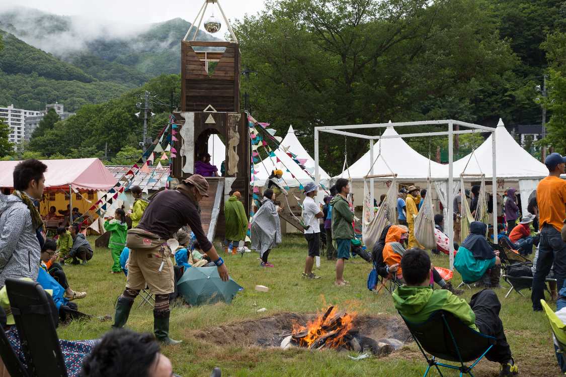 交代で火気責任者がいるとみられる。