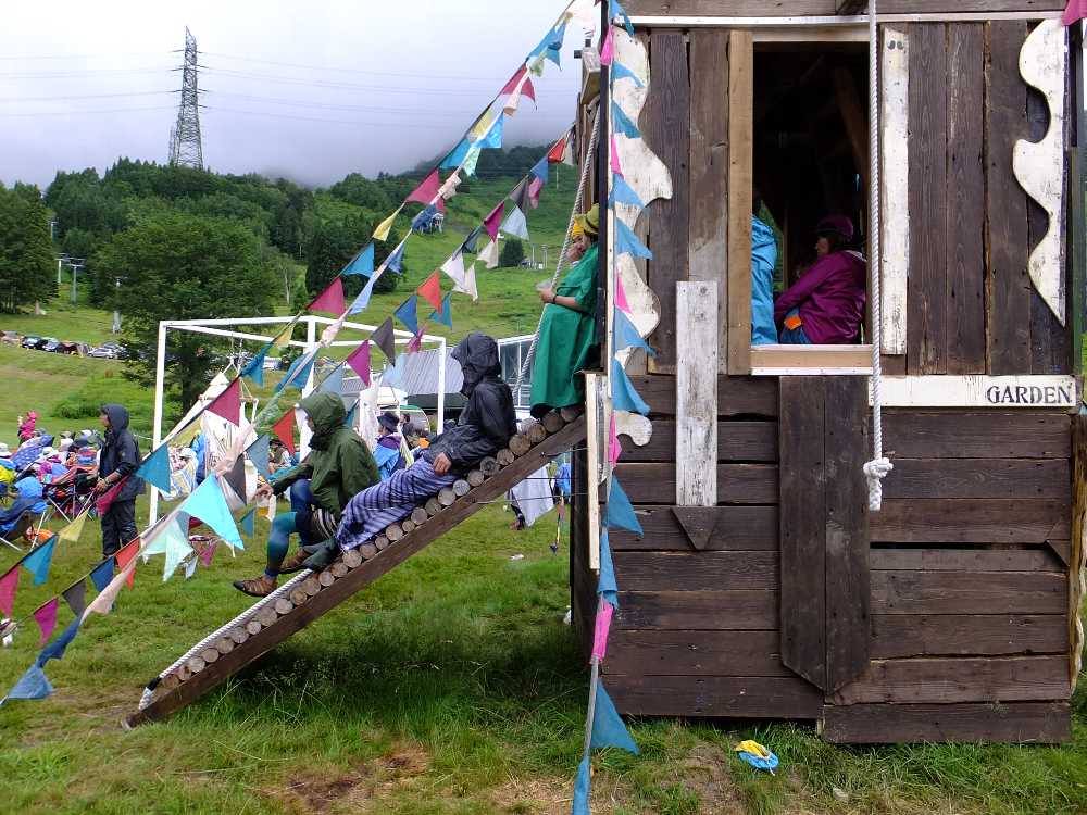 塔は4辺のうち1辺だけ階段がなく、窓になっている。