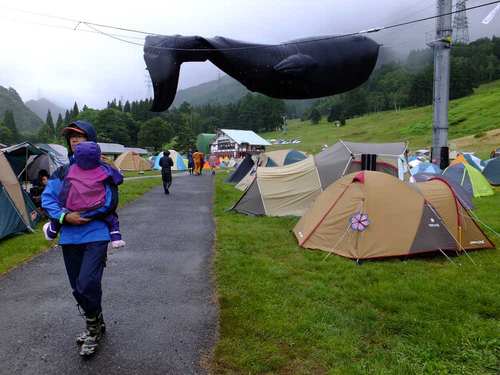 マッコウクジラのようなオブジェ。