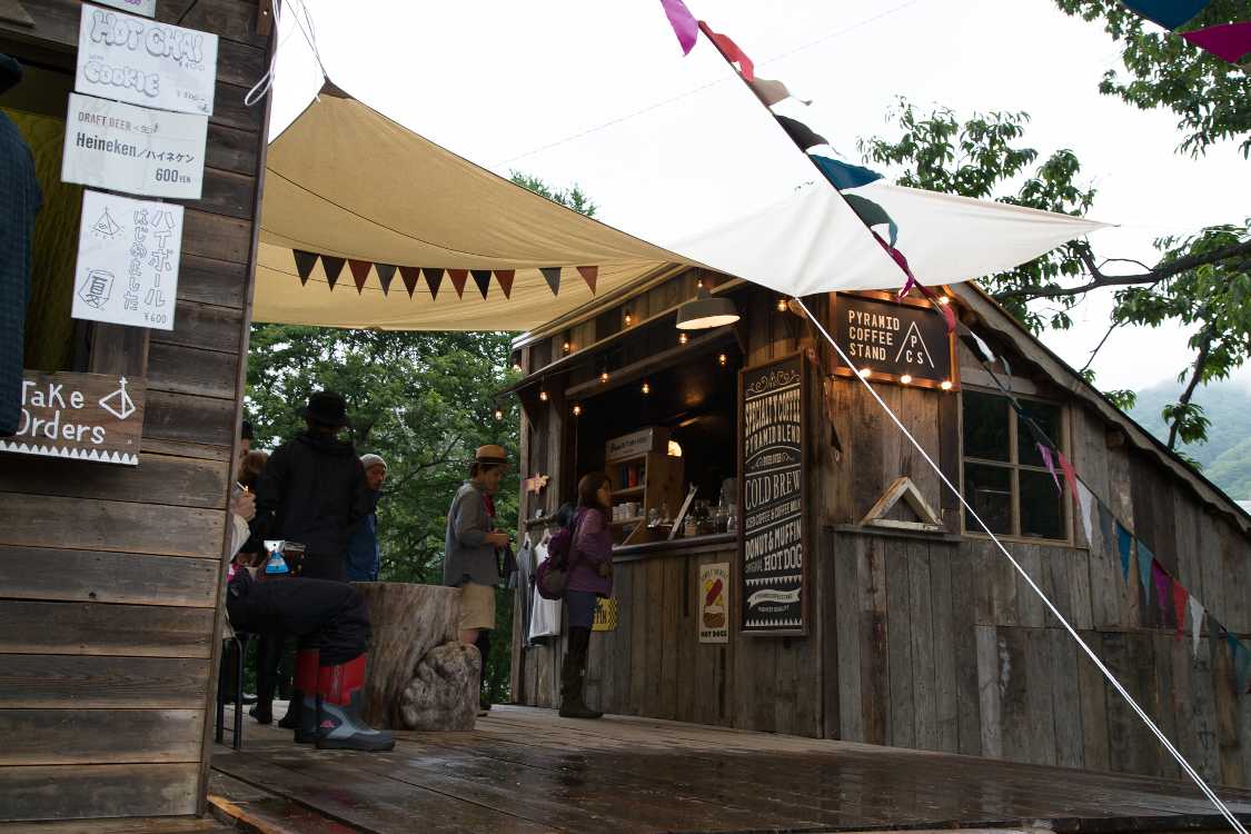 右側はカフェスタンド。