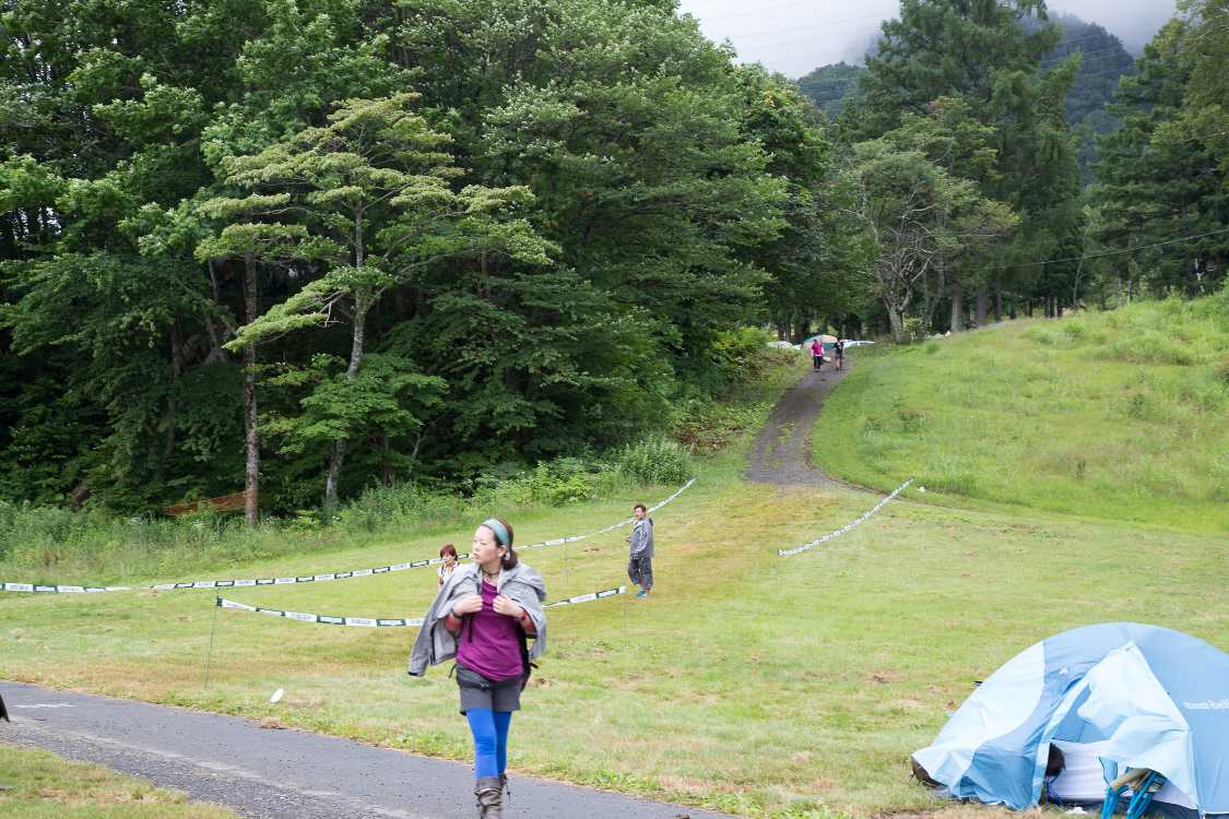 オートキャンプ場から降りてくる人。