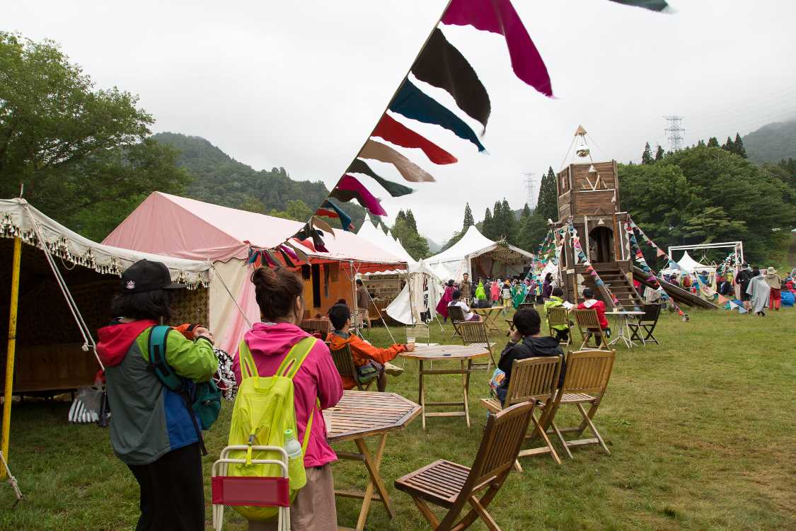 飲食店と物販店の間のテーブル。
