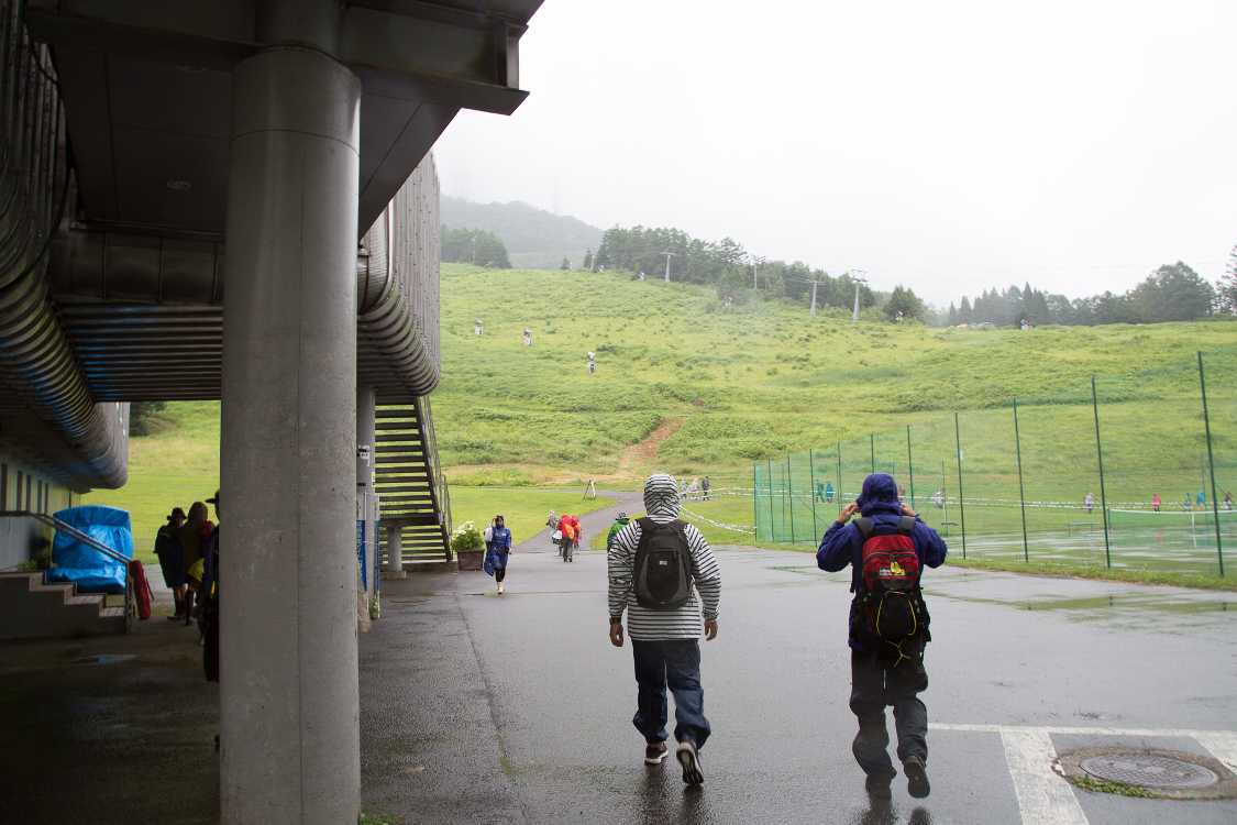 ゴンドラ直通の通路をくぐる。