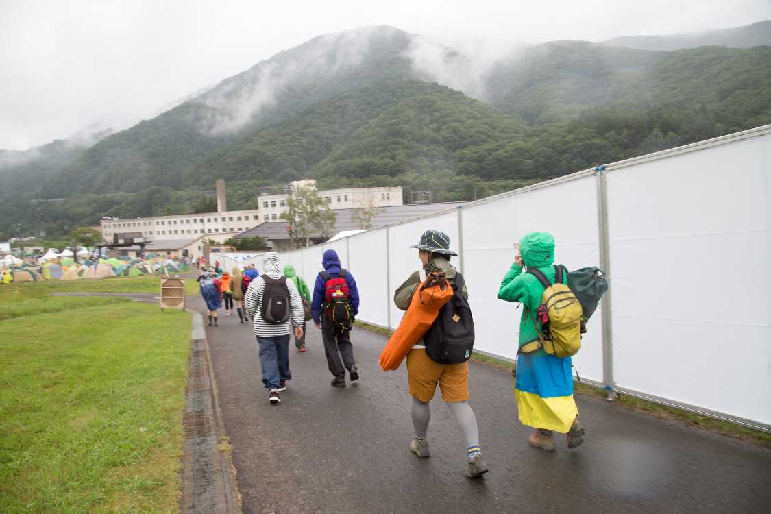 ピラミッドガーデンからキャンプサイトの端まで約10分。入場ゲートまで約20分から25分。