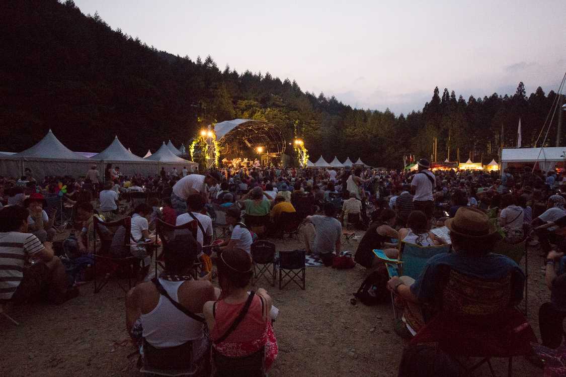 土曜の午後7時15分ごろ。今年のフィールド・オブ・ヘブンの目玉のフィル・レッシュが近づく。