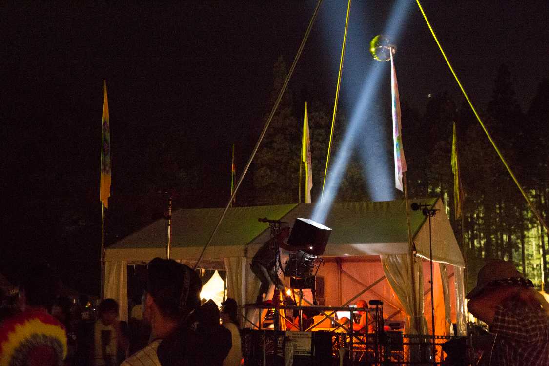 夜空に投光する人。