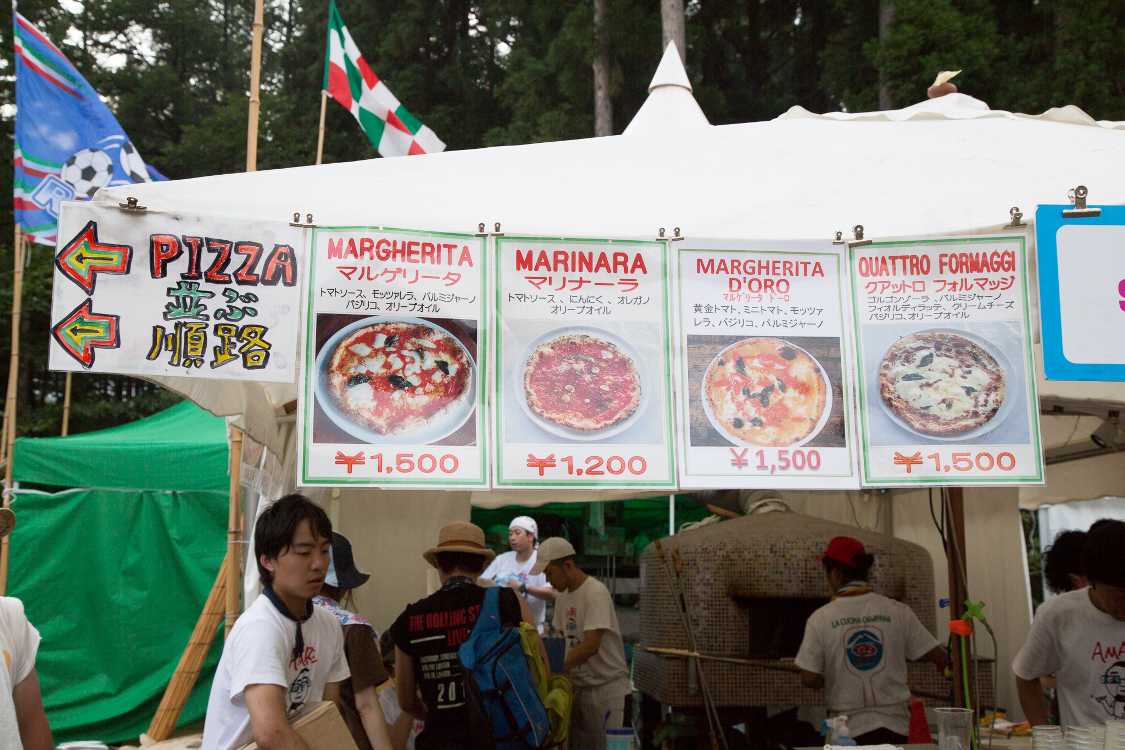 丸ごと1枚は1人で食べるには大きく、4人くらいがちょうどよい。