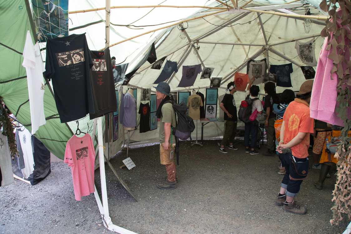 今年はドーム型テントになった。