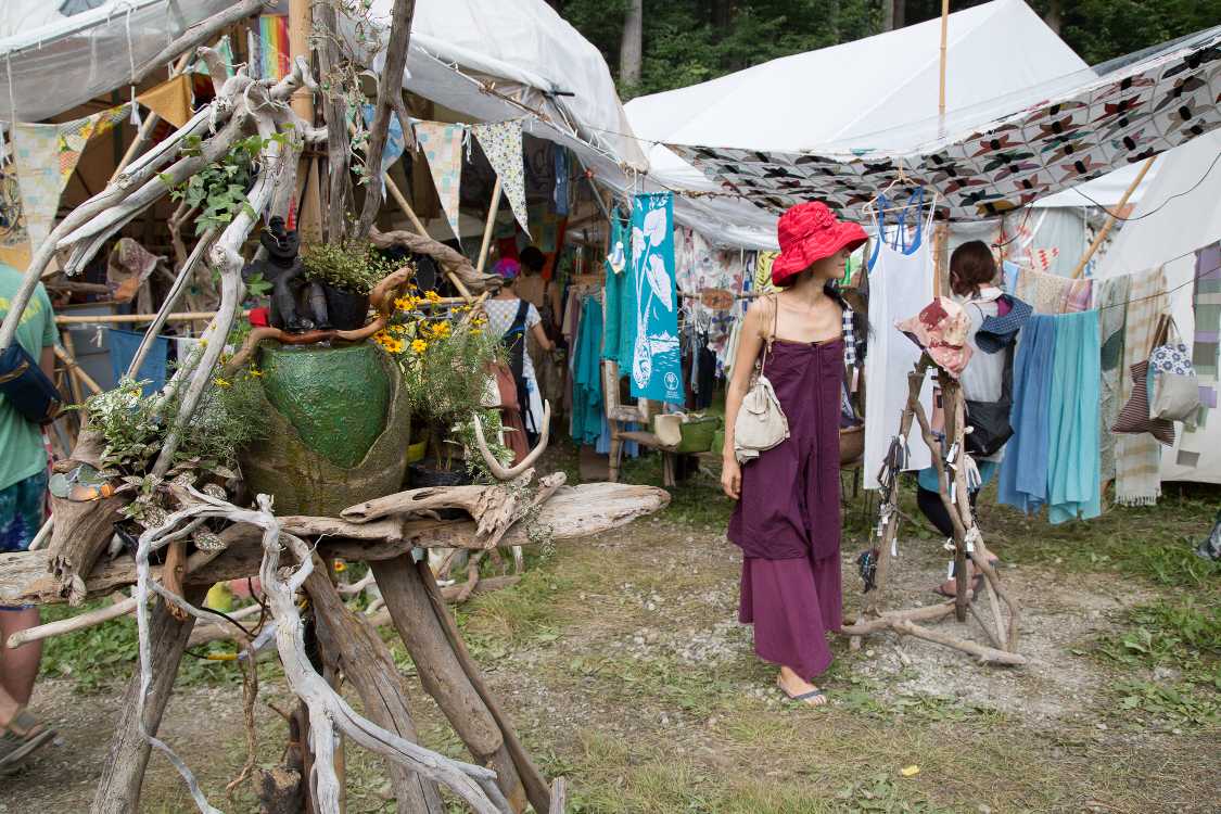 毎年店先に瓶が置いてある。