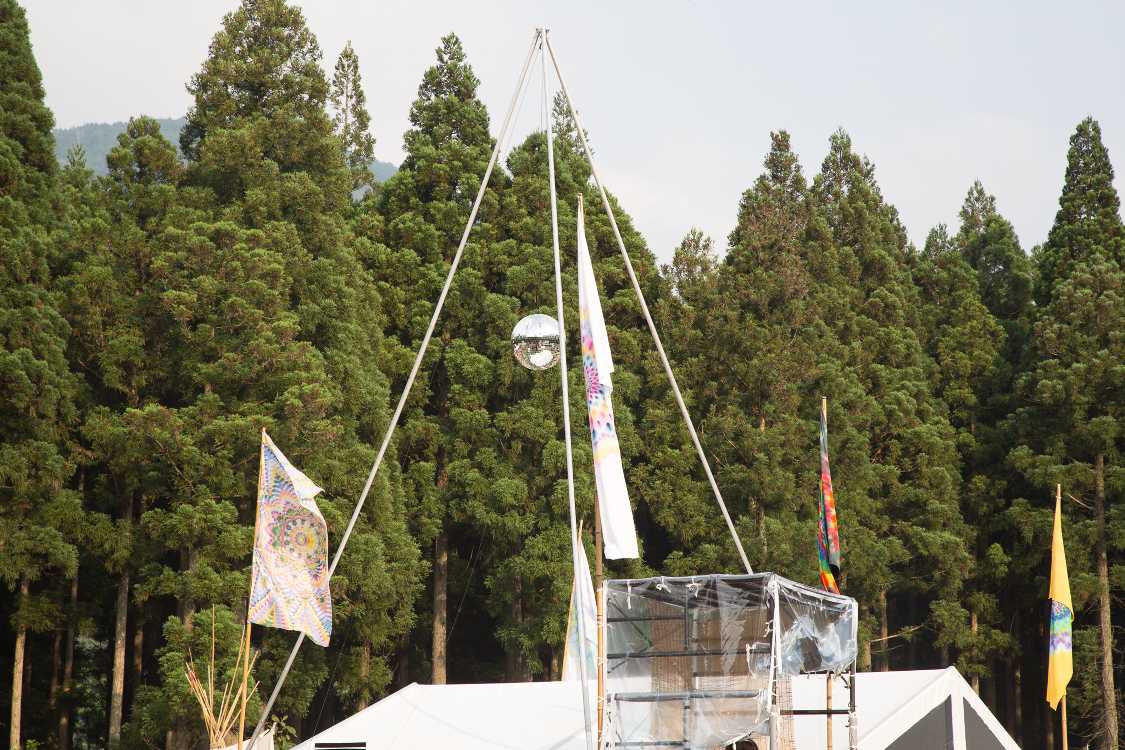 ミラーボール周辺は1960年代後半のサイケデリック・ロックのデザイン。