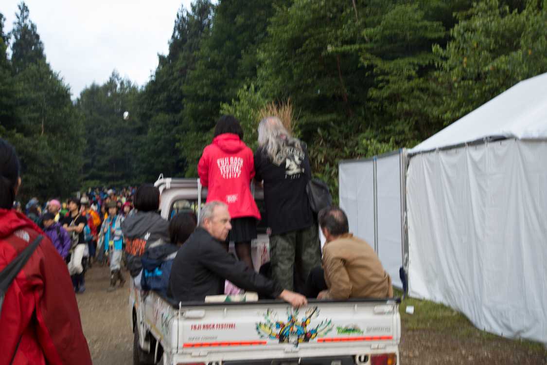 フジロック会場内は公道ではないから道路交通法は適用されないという解釈か。