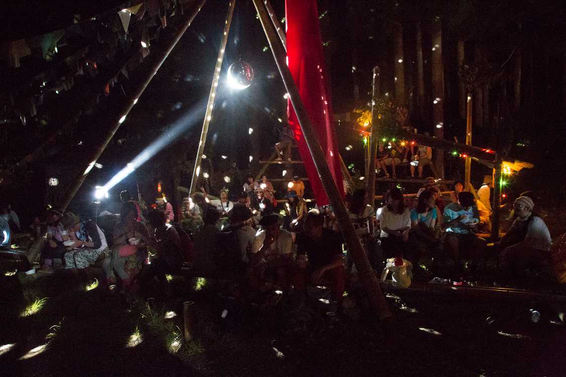 オレンジコート側のミラーボール。