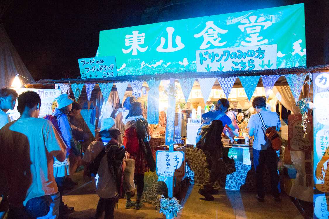 東山食堂。ステージの照明がちょうど当たったところ。