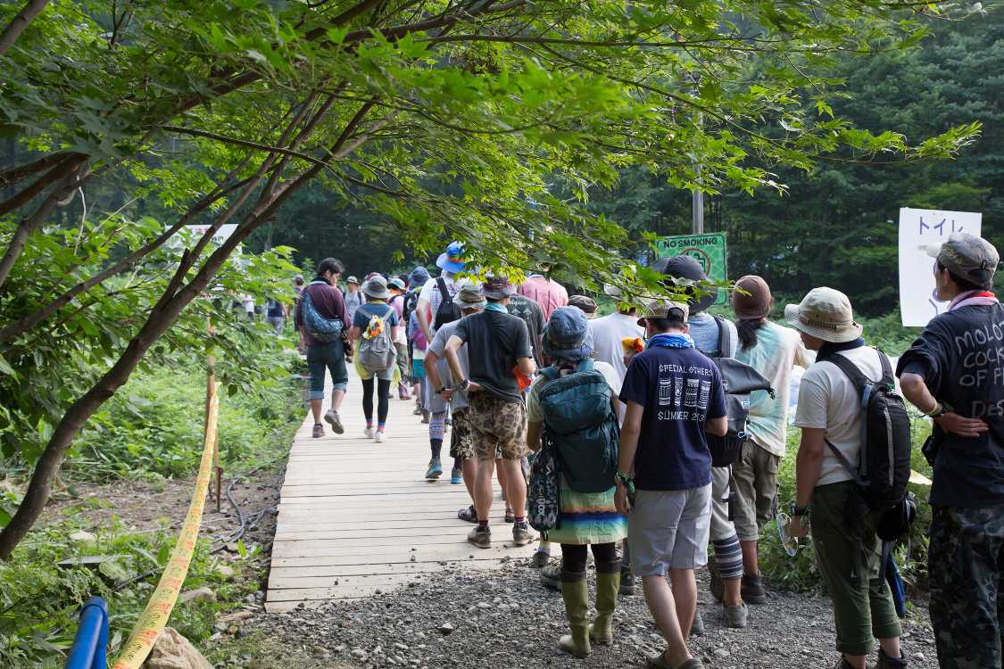 グリーンステージ方面へのボードウォーク。