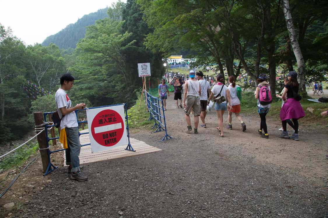 一方通行。通行は午後6時まで。