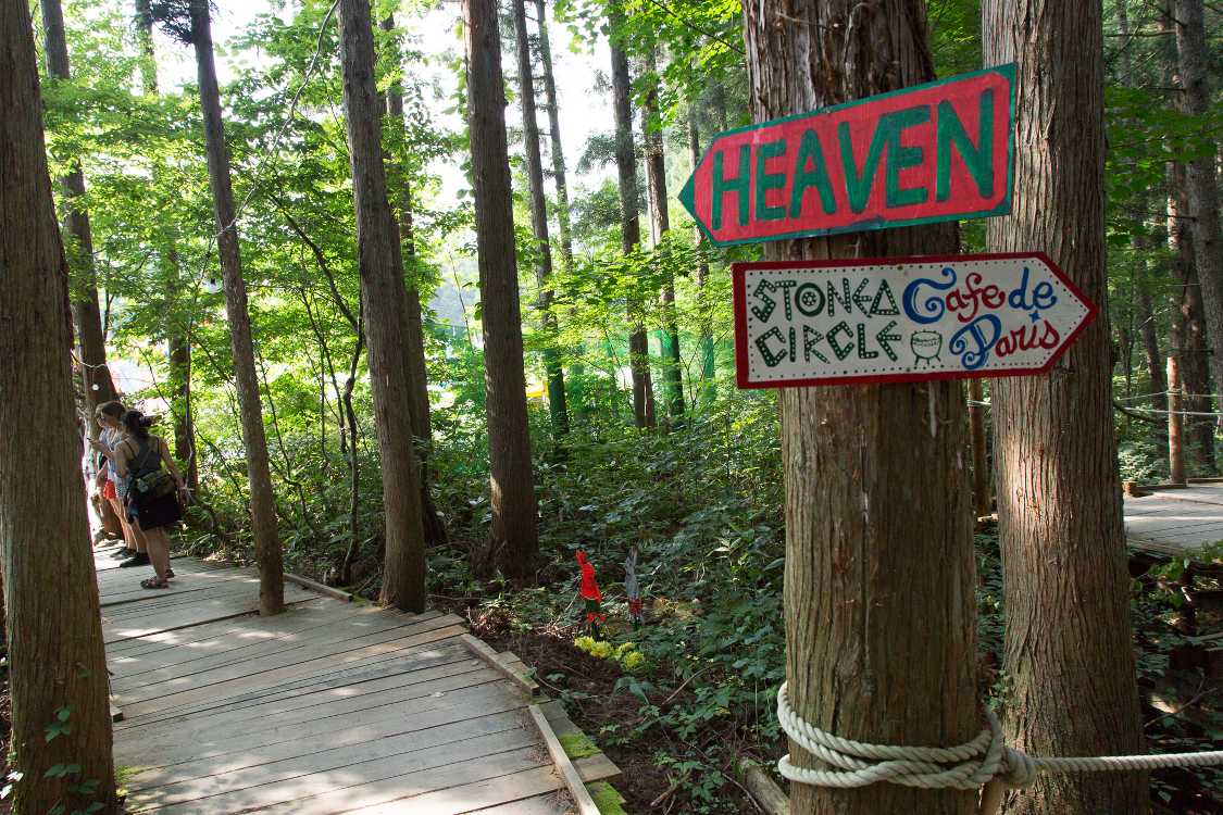 オレンジコートの表記がないので「オレンジコートはどっちですか」と女子2人組に聞かれました。