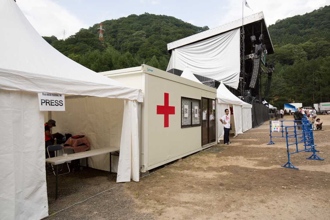 メディア受付と救護所。