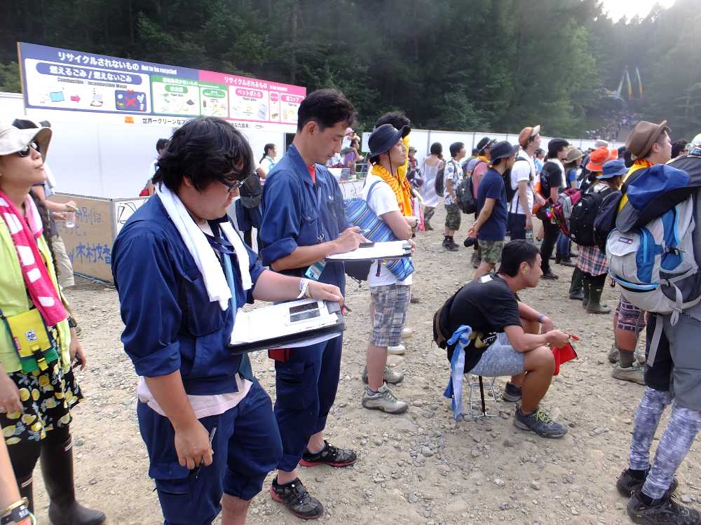 ライブを見ずに仕事をする人。通信環境の調査か。