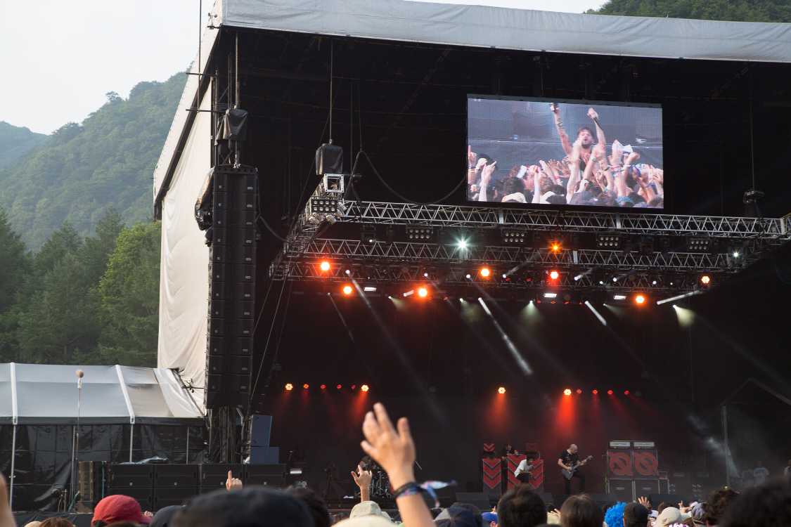 ボーカルが観客の中に突入。