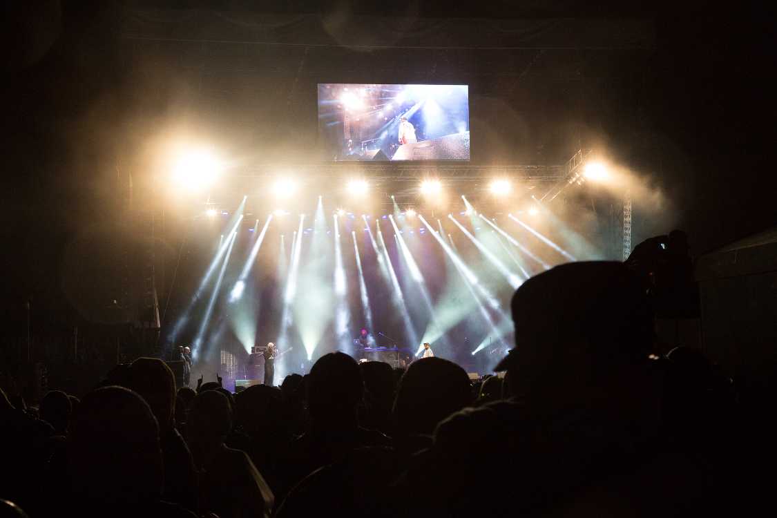 アウトキャスト。グリーンステージのジャック・ジョンソンとポーグスの間。