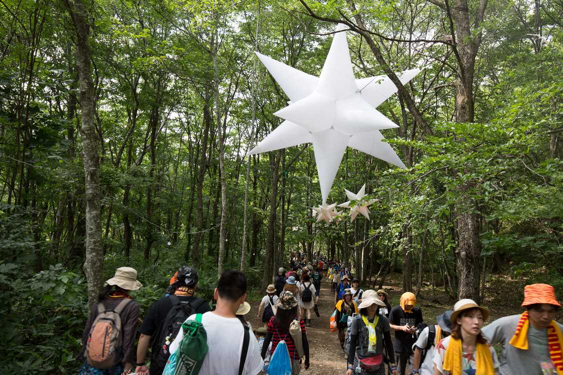 ホワイトステージ、ところ天国への導線。キッズランドを通過すると木々で暗くなる。