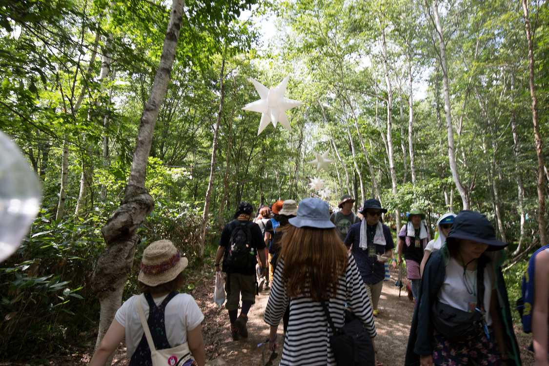 ところ天国に近づくと明るくなる。