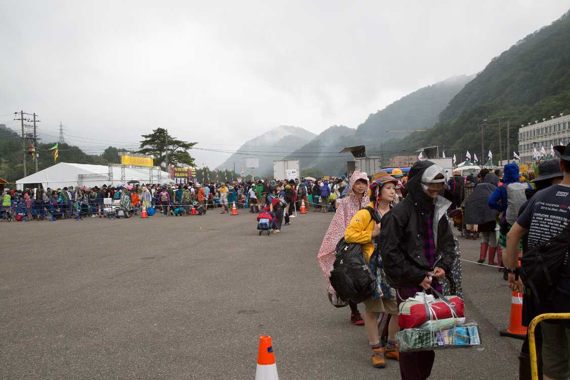 木曜の12時半ごろ。多少の雨が降っている。