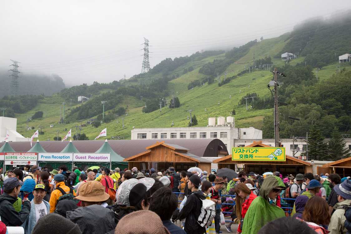 行列は早く進んでいく。