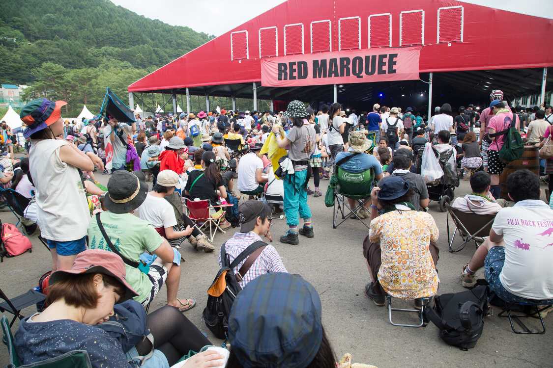 レッドマーキーの後方。金曜午後5時10分ごろ。