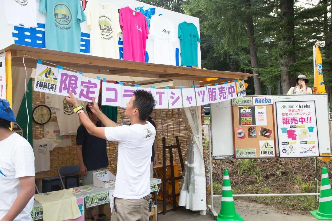 ドラゴンドラの乗車が終了したあとはTシャツ販売所になる。