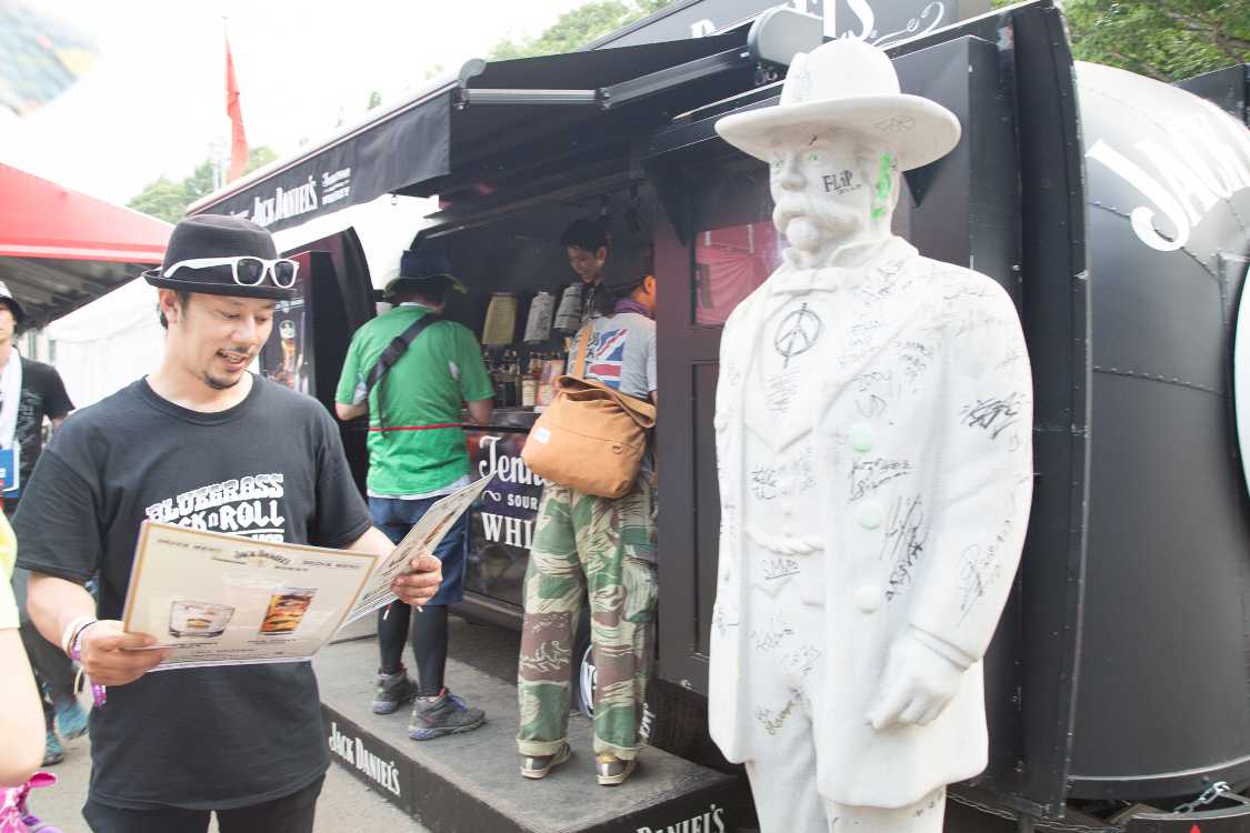 昨年もあったジャック・ダニエルの像。落書きも昨年のまま。