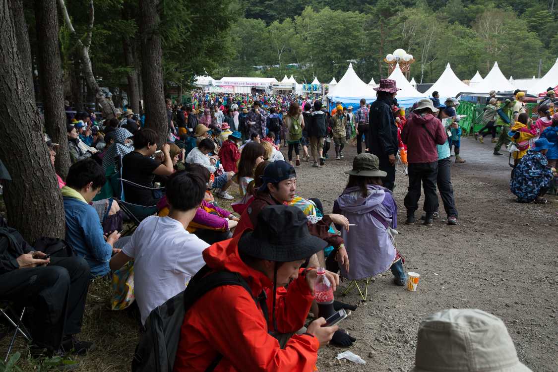 レッドマーキー後方の通路。