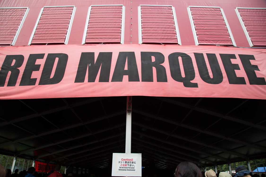 土曜。スリ注意が各所に掲示された。