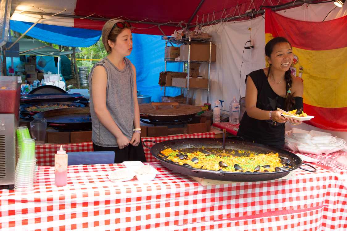 大きな皿が5枚見える。