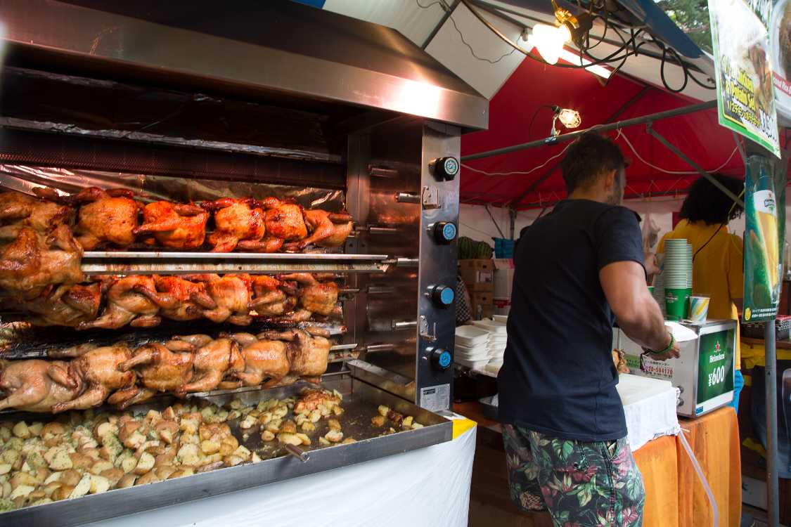 ケバブの横刺し仕様のような調理器。