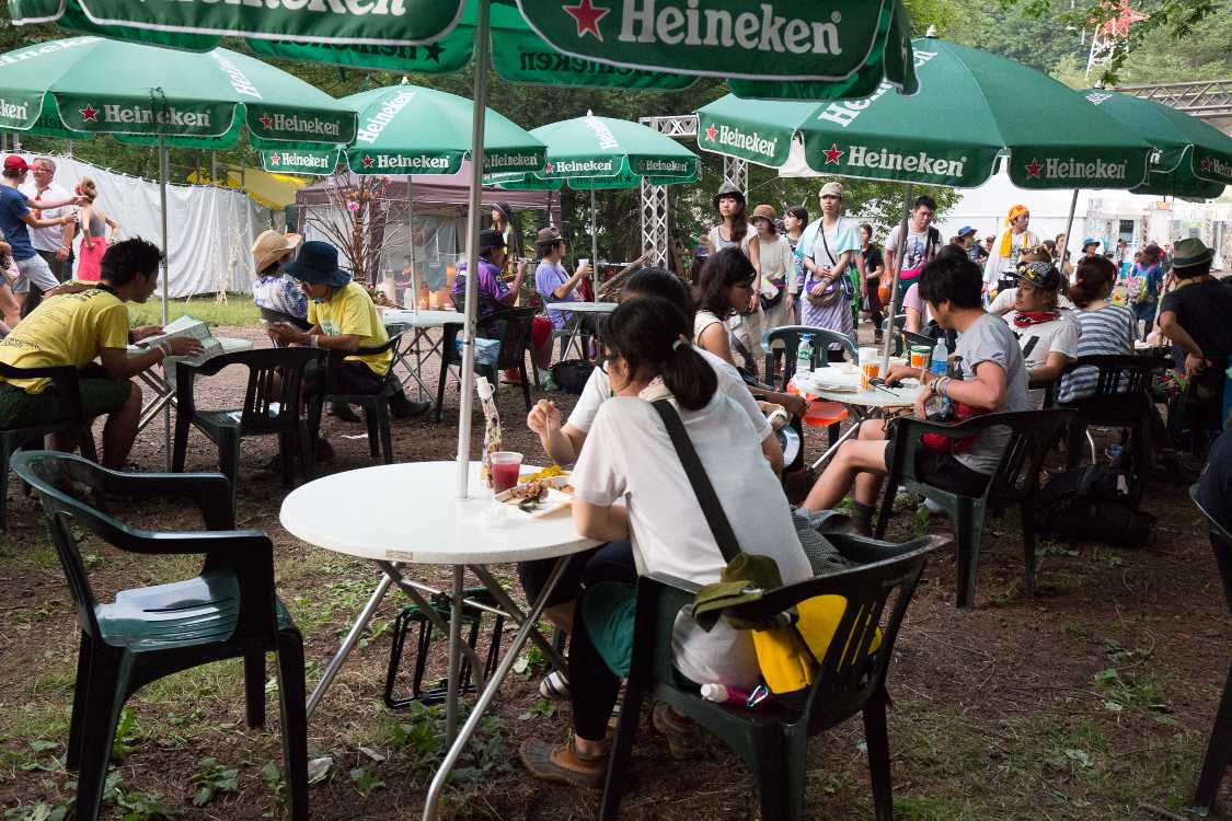 ハイネケンが提供したとみられるテーブルといす。